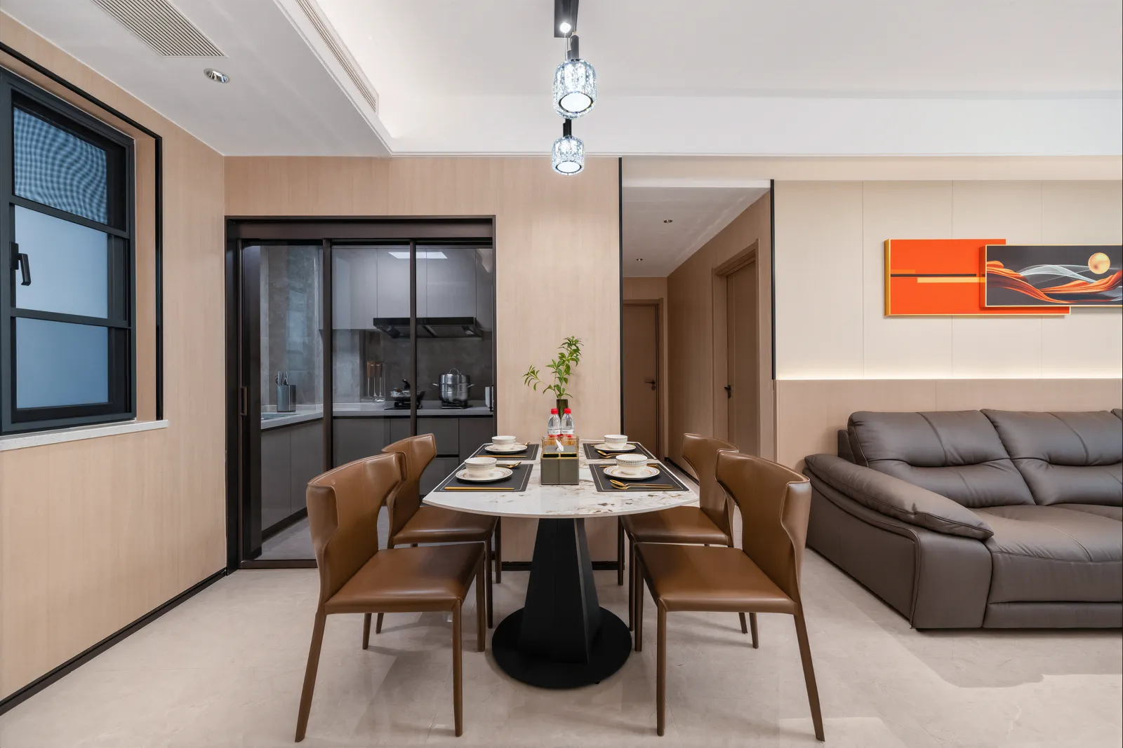 来咖美宿公寓餐桌，与家人一起用餐